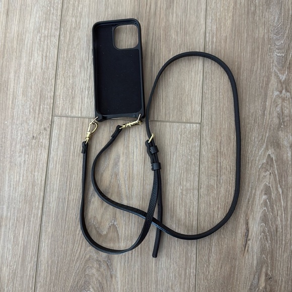 Bandolier Emma for iPhone 13 Pro
Black leather w/gold hardware, good condition. - Picture 3 of 3